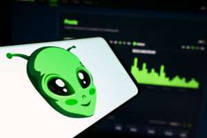 Smartphone with logo of American crypto trading company SaucerSwap Labs LLC in front of business website.