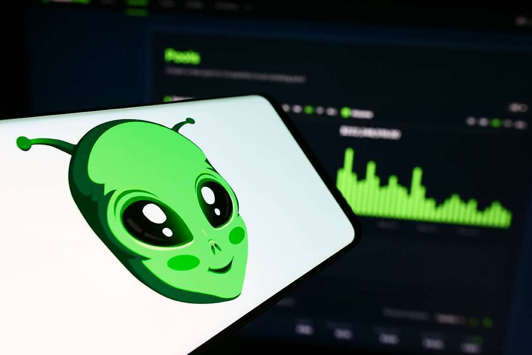 Smartphone with logo of American crypto trading company SaucerSwap Labs LLC in front of business website.